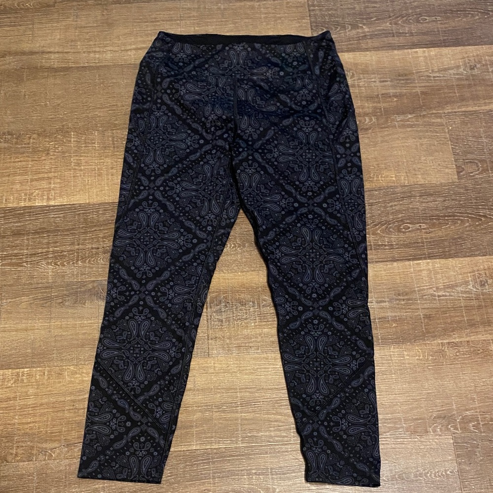 PINK SPORT 
Large
Black Patterned Leggings almost a paisley print